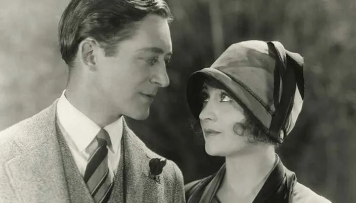 Cloche Hat: Topi Mungil ala Flapper Girl