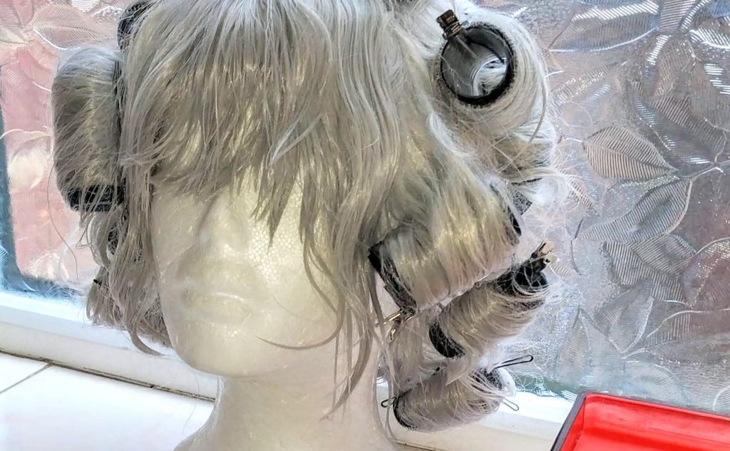 Tutorial Wig Styling: Dari Rambut Lurus Menjadi Model Karakter