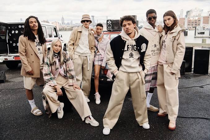 Modern Prep: Perpaduan Kemeja Layering dan Rok Pensil