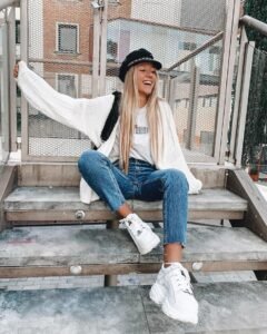 Cara Memadukan Chunky Sneakers Dengan Outfit Kasual Harian: