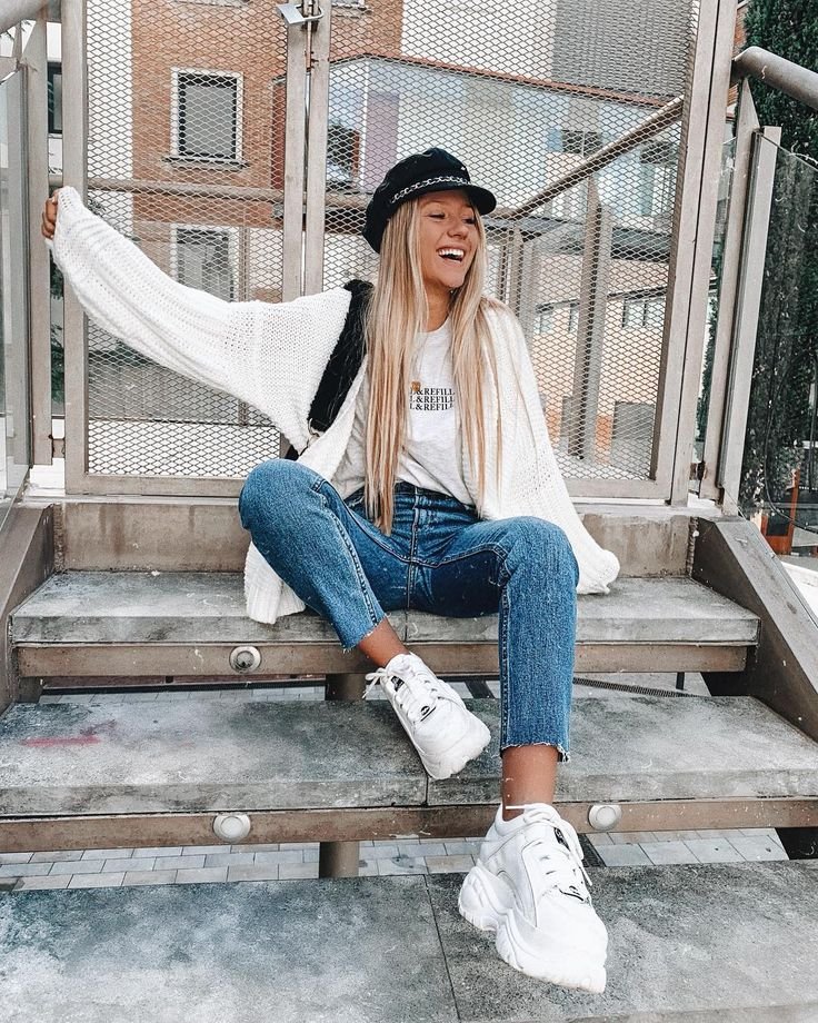 Cara Memadukan Chunky Sneakers Dengan Outfit Kasual Harian: